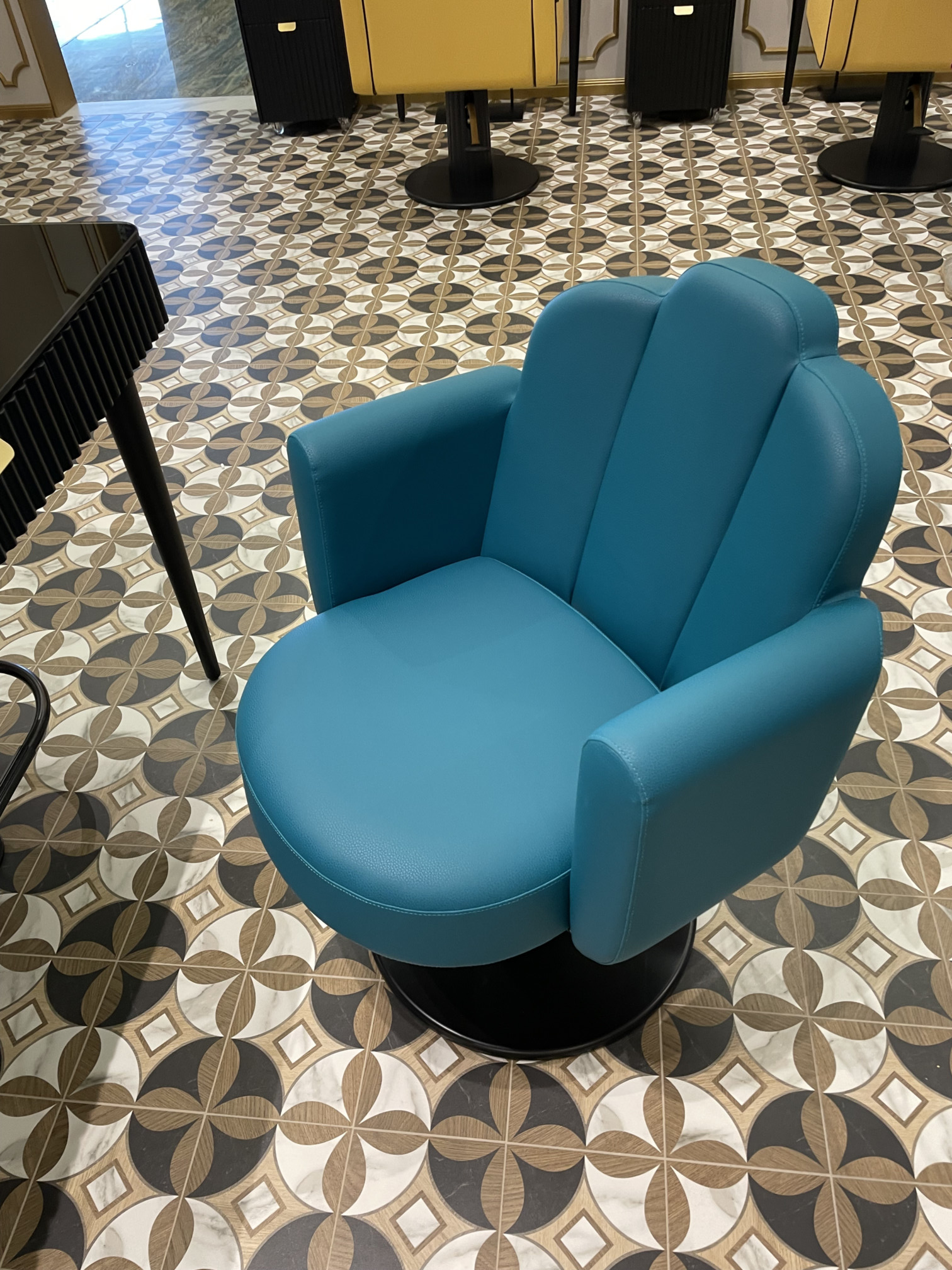 Парикмахерское кресло SARAH Bi GOLD WHITE — фото и характеристики Maletti