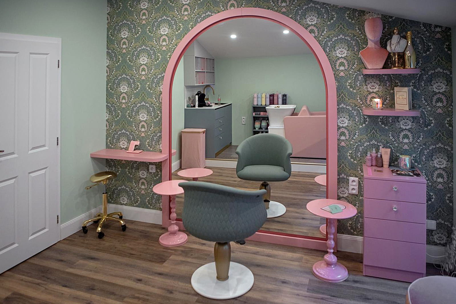 Бьюти кабинет для укладок и мойки головы оборудованный мебелью Maletti