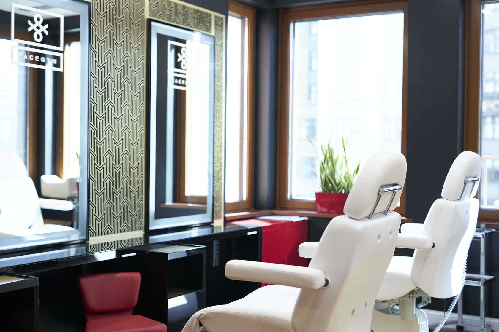 Оснащение интерьера центра красоты Legend NY парикмахерской мебелью Maletti