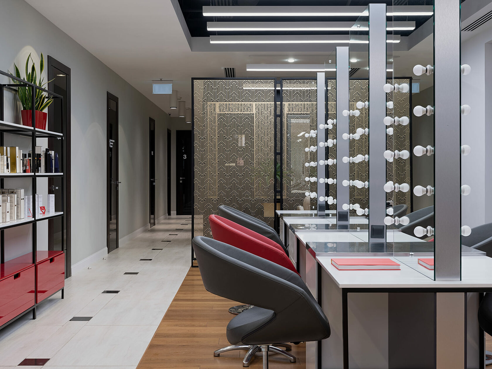 Оснащение интерьера центра красоты Legend NY парикмахерской мебелью Maletti
