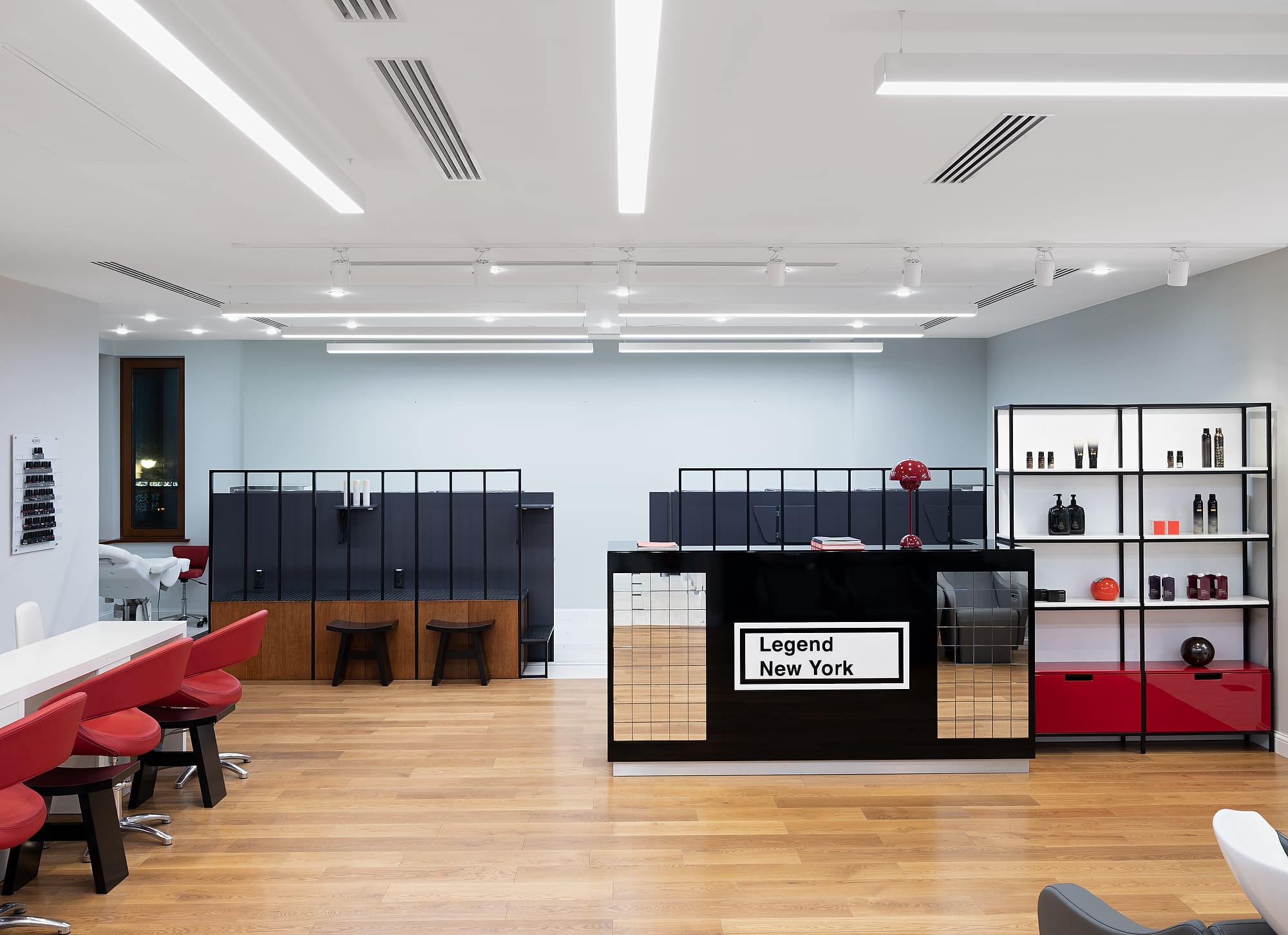Оснащение интерьера центра красоты Legend NY парикмахерской мебелью Maletti