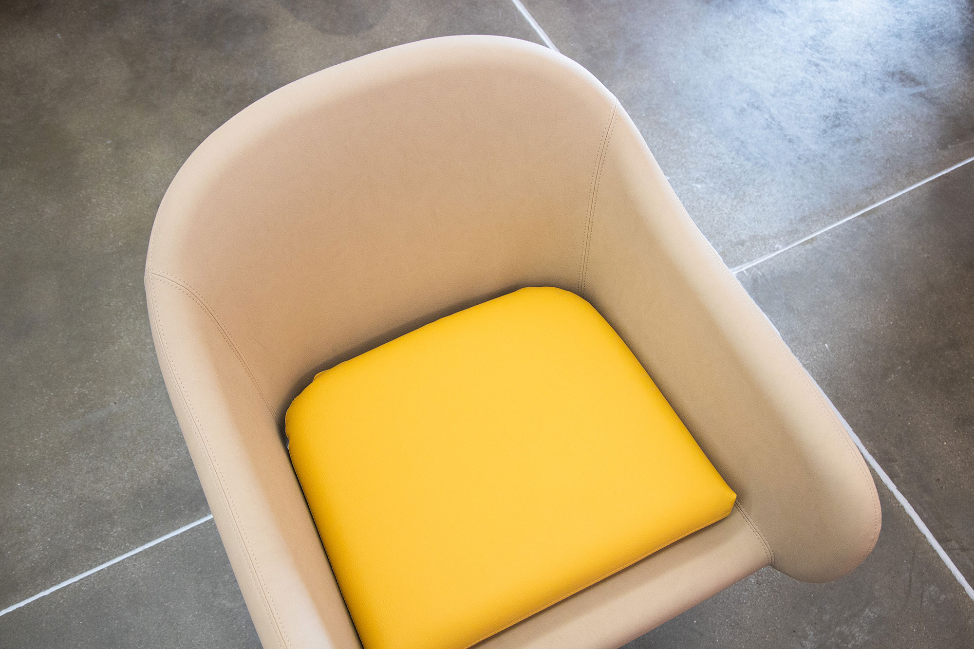 Парикмахерское кресло TWIGGY LUNA 11°color — фото и характеристики Maletti
