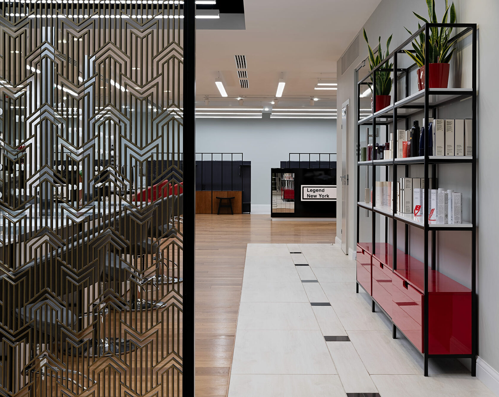 Оснащение интерьера центра красоты Legend NY парикмахерской мебелью Maletti