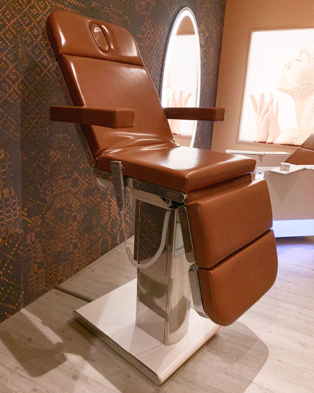 Косметологическое кресло GLAMOUR PREMIUM — фото и характеристики Maletti