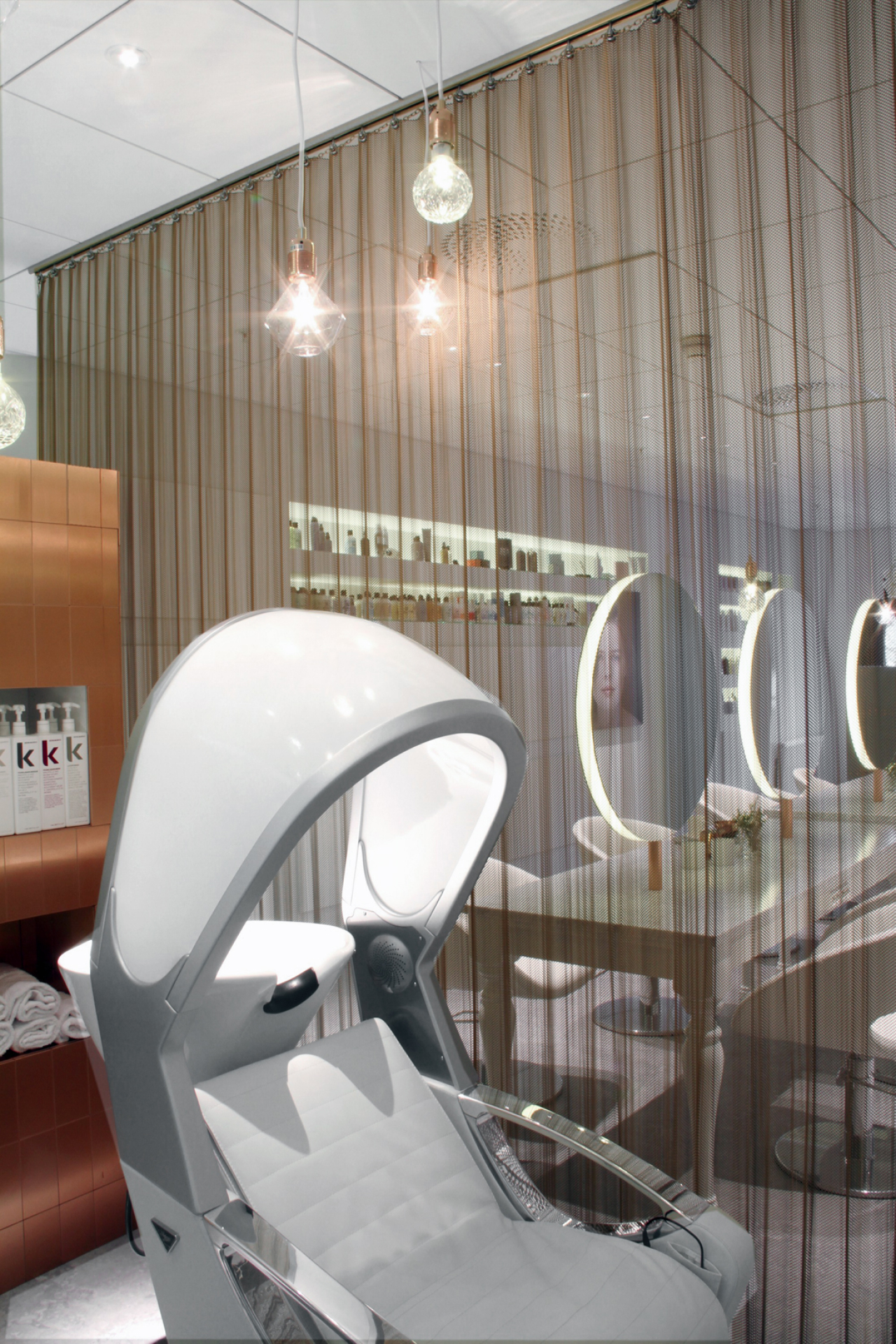 Парикмахерская мойка с металлическими подлокотниками в интерьере салона красоты IKI