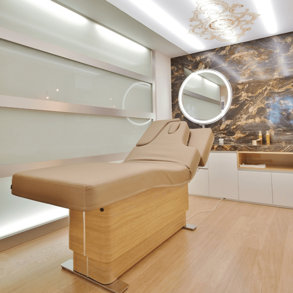 Кушетка для массажа Omnia с основанием из светлого дерева Light Oak